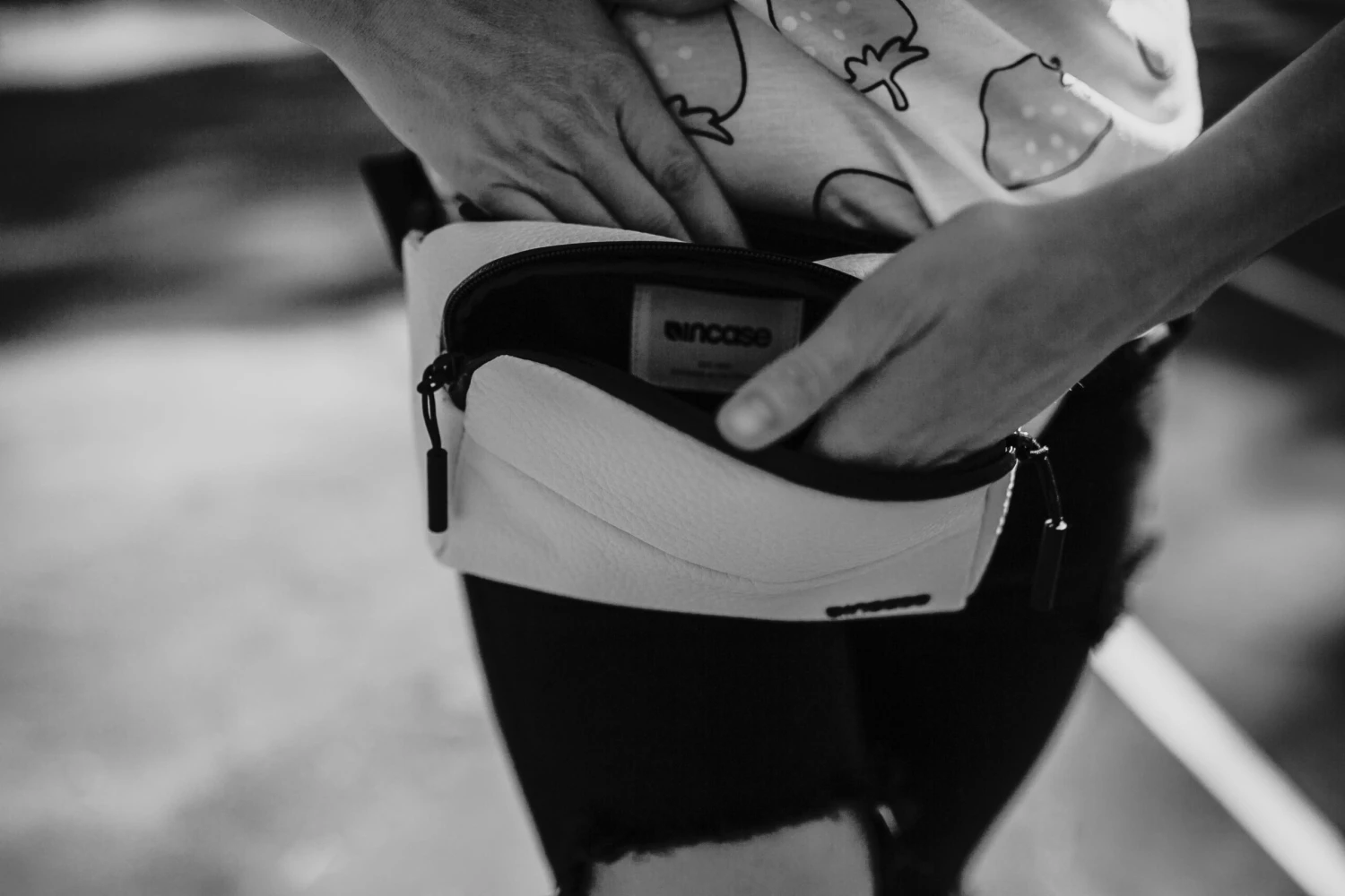 Incase - Pebbled Leather Side Bag (White) 4 Incase - Pebbled Leather Side Bag (White) - Image 2