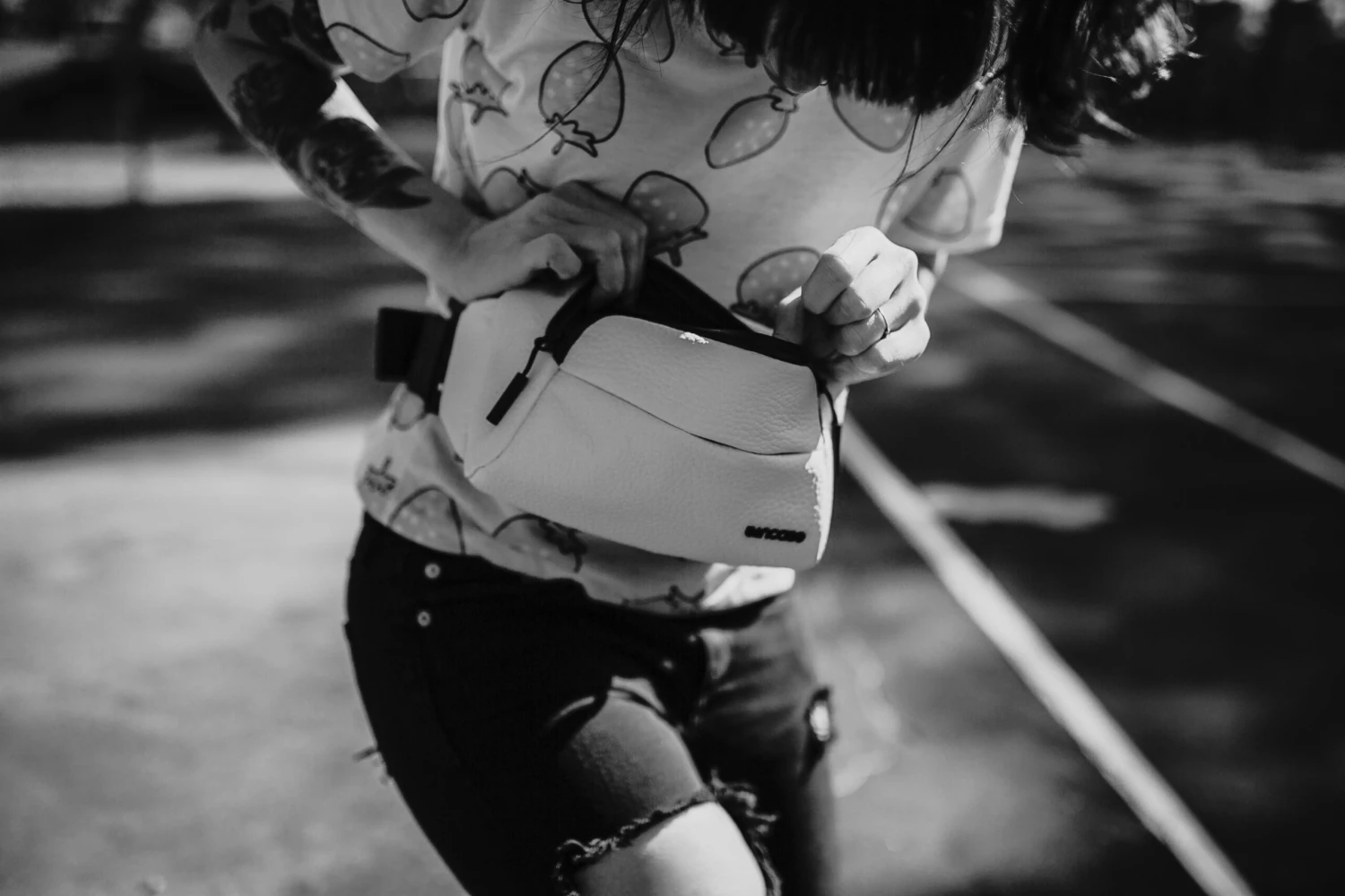 Incase - Pebbled Leather Side Bag (White) 6 Incase - Pebbled Leather Side Bag (White) - Image 4